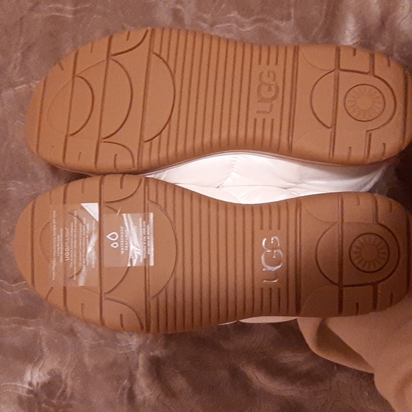 UGG *NEW* front zip winter boots - Picture 8 of 9